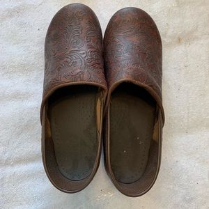 Like new embossed Sanita clog